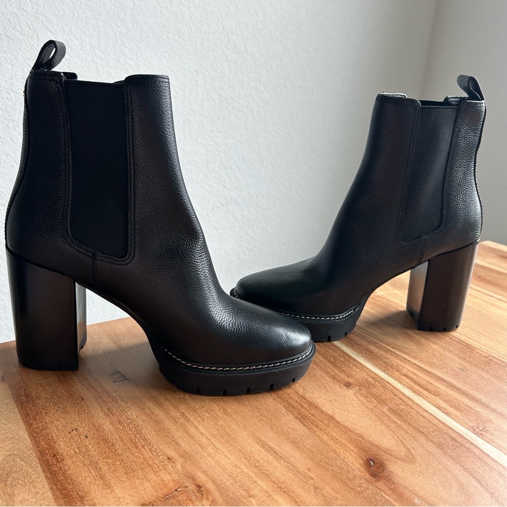 New Tory Burch Carson Lug Sole Chelsea Boots - Picture 4 of 6